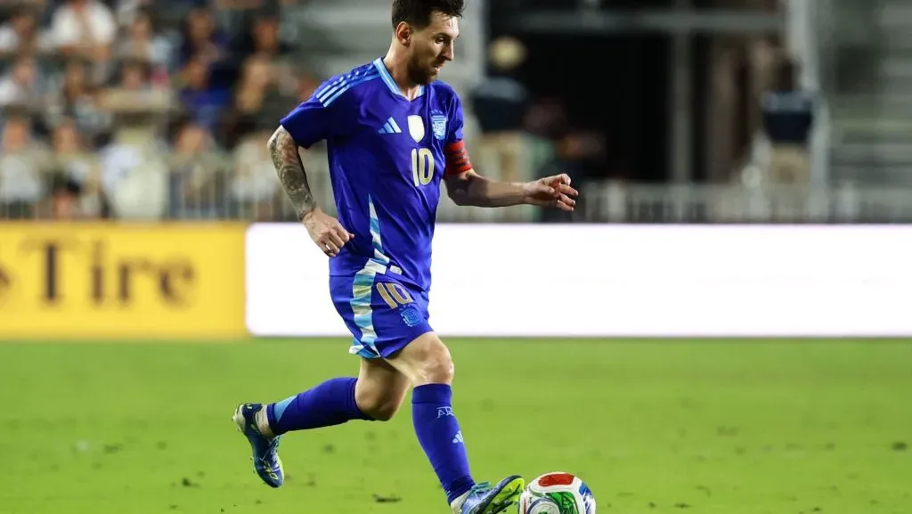 Lionel Messi controla bola durante amistoso. Foto: Carmen Mandato/Getty Images
