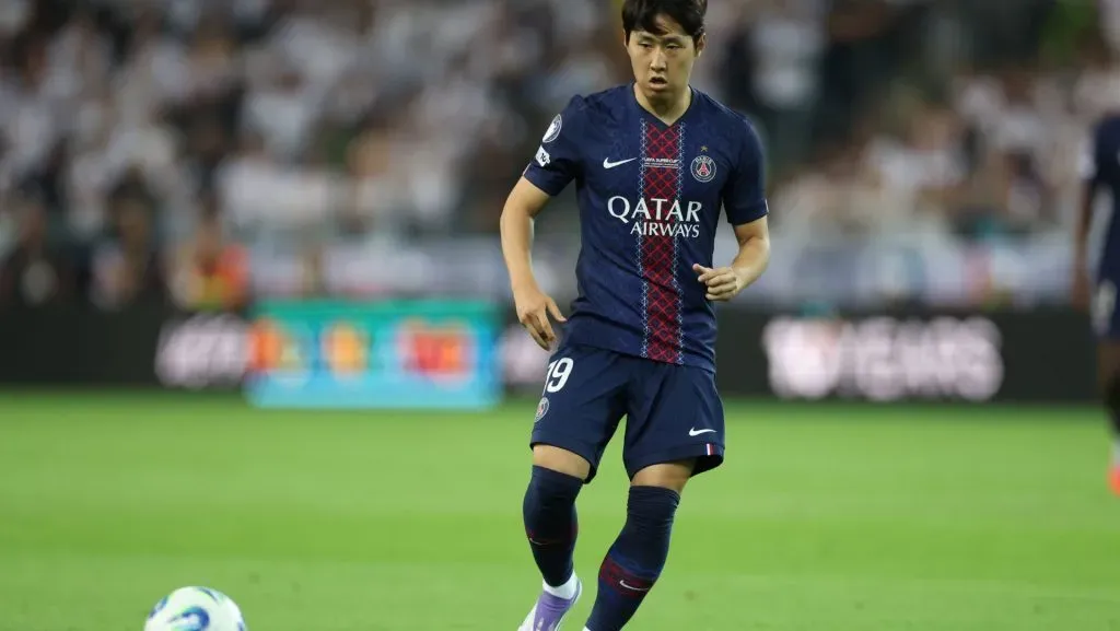 Lee Kang-in em ação durante a partida da Supercopa da UEFA de 2025. Foto: Claudio Villa/Getty Images