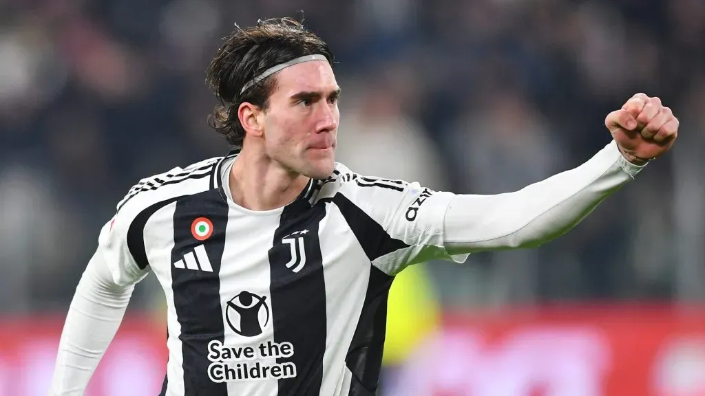 Vlahovic, em campo, com a camisa branca epreta da Juventus (Photo by Valerio Pennicino/Getty Images)