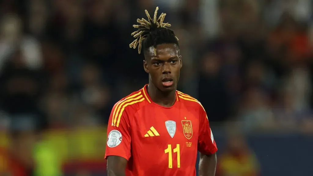 STUTTGART, ALEMANHA - 05 DE JUNHO: Nico Williams, da Espanha, observa durante a partida semifinal da Liga das Nações da UEFA 2025 entre Espanha e França na Stuttgart Arena, em 05 de junho de 2025 em Stuttgart, Alemanha.