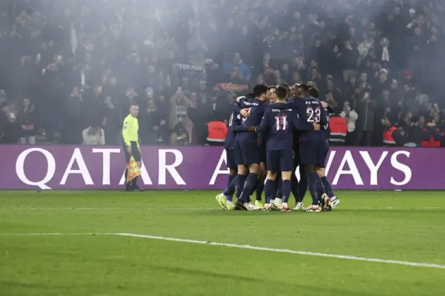 Jogadores do PSG abraçados em campo. PSG X Strasbourg se enfrentam pela 8ª rodada do Campeonato Francês.