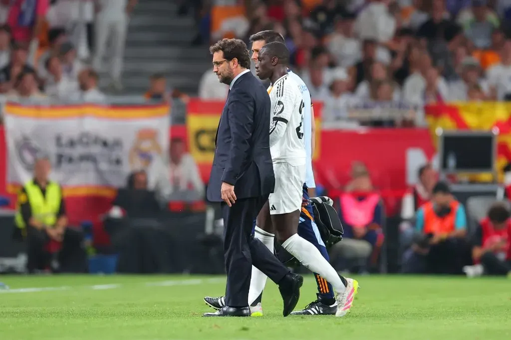 Ferland Mendy é substituído no Real Madrid, dia 26 de abril, e sofreu uma ruptura do tendão do quadríceps direito e desde então, tem sido desfalque. Recentemente ele foi librado para fazer parte dos treinamentos, mas de forma parcial. Em breve, deve estar 100%. (Foto: Fran Santiago/Getty Images)