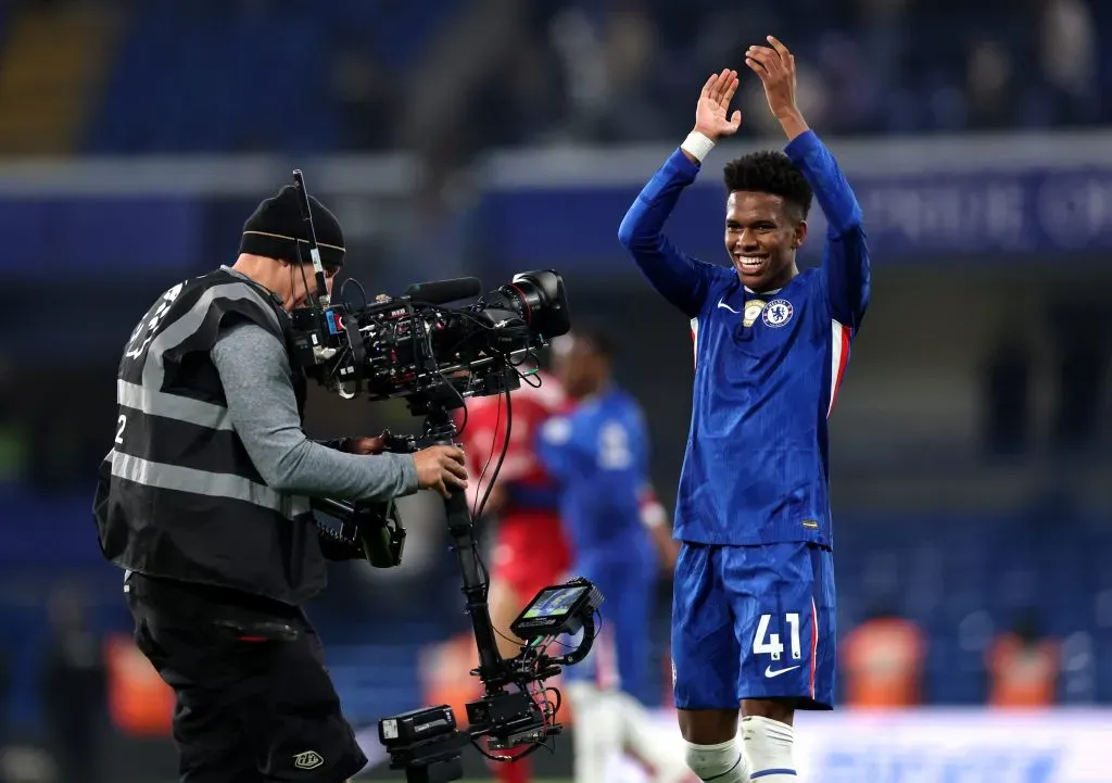 Estêvão, joia do Chelsea, deve entrar em campo neste sábado (18). De todos os campeonatos citados, os Blues entram em campo primeiro. (Foto: Michael Steele/Getty Images)