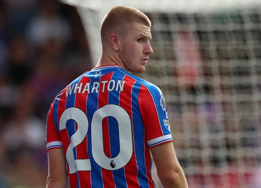 Adam Wharton em ação com o Crystal Palace (Photo by Eddie Keogh/Getty Images)