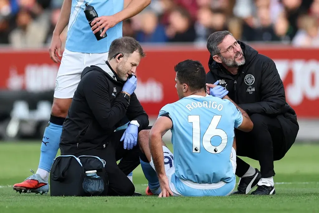 Rodri em campo sentindo uma lesão contra o Brentford. Guardiola comentou que não sabe quando vai poder contar com o jogador novamente no Manchester City. (Photo by Ryan Pierse/Getty Images)