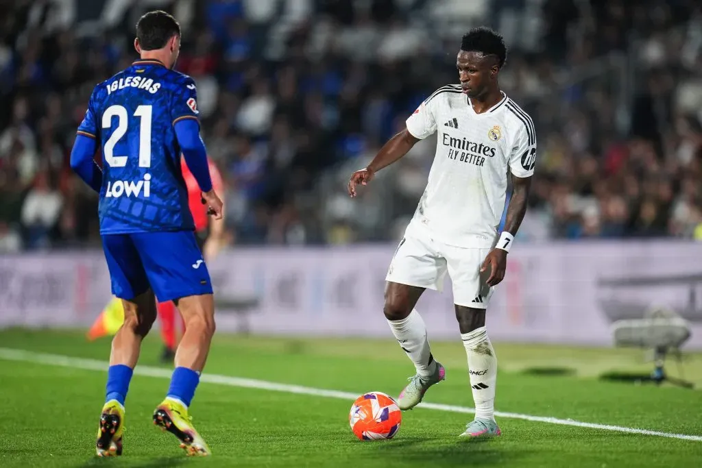 Borja Iglesias e Vini Jr em lance no último confronto entre Getafe e Real Madrid – Foto: Aitor Alcalde/Getty Images