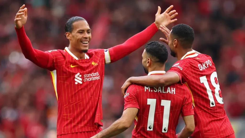 Mohamed Salah, Virgil van Dijk e Cody Gakpo durante partida da Premier League. Foto: Carl Recine/Getty Images