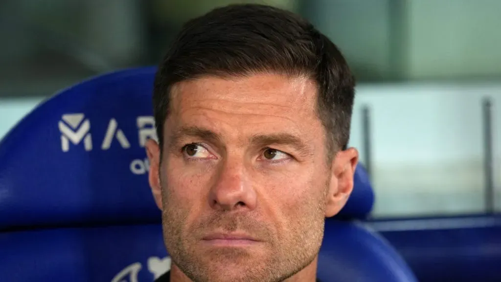 O time de Xabi Alonso tenta manter a liderança mesmo com várias baixas na defesa e a ausência de nomes importantes, enquanto aposta na base e na força ofensiva para superar o rival em um campo sempre complicado. (Photo by Aitor Alcalde/Getty Images)