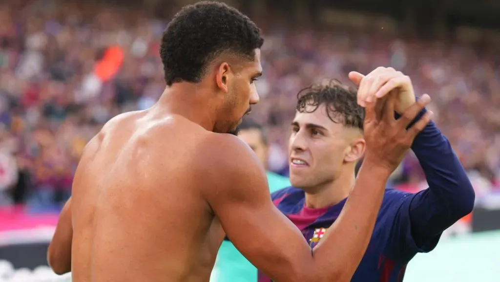 Ronald Araújo comemora o gol do Barcelona ao lado de Fermín López (Photo by Alex Caparros/Getty Images)