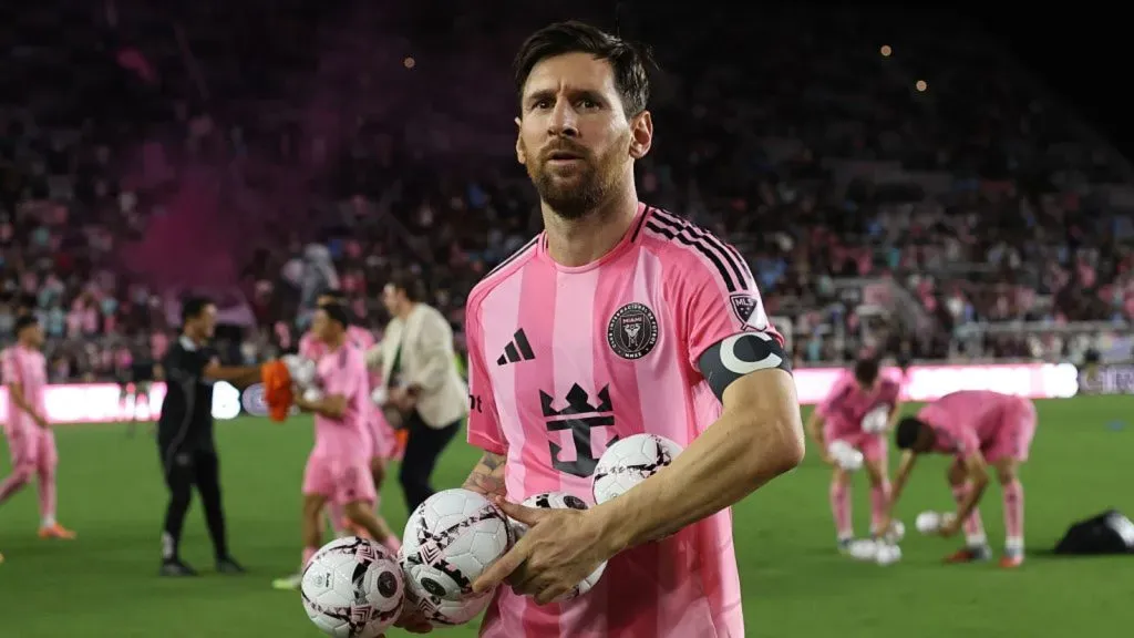 Lionel Messi segura bolas e olha distante, vestindo a camisa do Inter Miami.