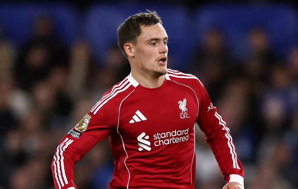 Florian Wirtz com a camisa tradicional do Liverpool em campo (Photo by Justin Setterfield/Getty Images)