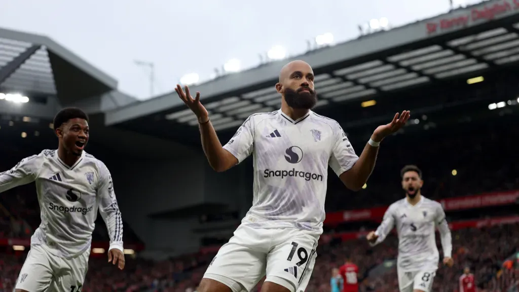 Mbeumo marca contra o Liverpool. (Foto: Michael Regan/Getty Images)