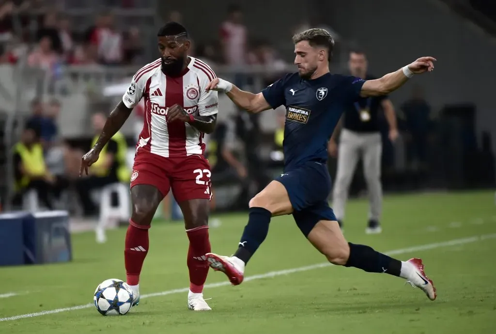 Rodinei, lateral-direito do Olympiacos. Foto: Milos Bicanski/Getty Images