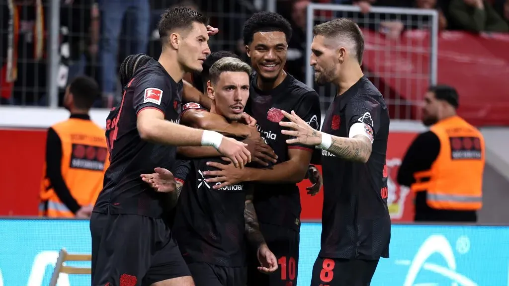 Jogadores do Bayer Leverkusen comemorando gol. Foto: Lars Baron/Getty Images
