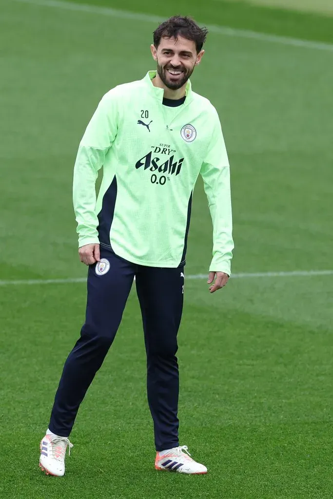 Bernardo Silva, do Manchester City, sorri durante um treino no City Football Academy, nesta segunda-feirea, 20 de outubro de 2025, em Manchester, na Inglaterra. (Foto de Alex Livesey/Getty Images)