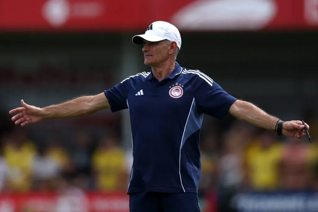 O técnico do Olympiacos, José Luis Mendilibar, dá instruções aos seus jogadores da lateral do campo durante o amistoso de pré-temporada entre NAC Breda e Olympiacos em 19 de julho de 2025 em Sint Willebrord, Holanda. (Foto de Dean Mouhtaropoulos/Getty Images)