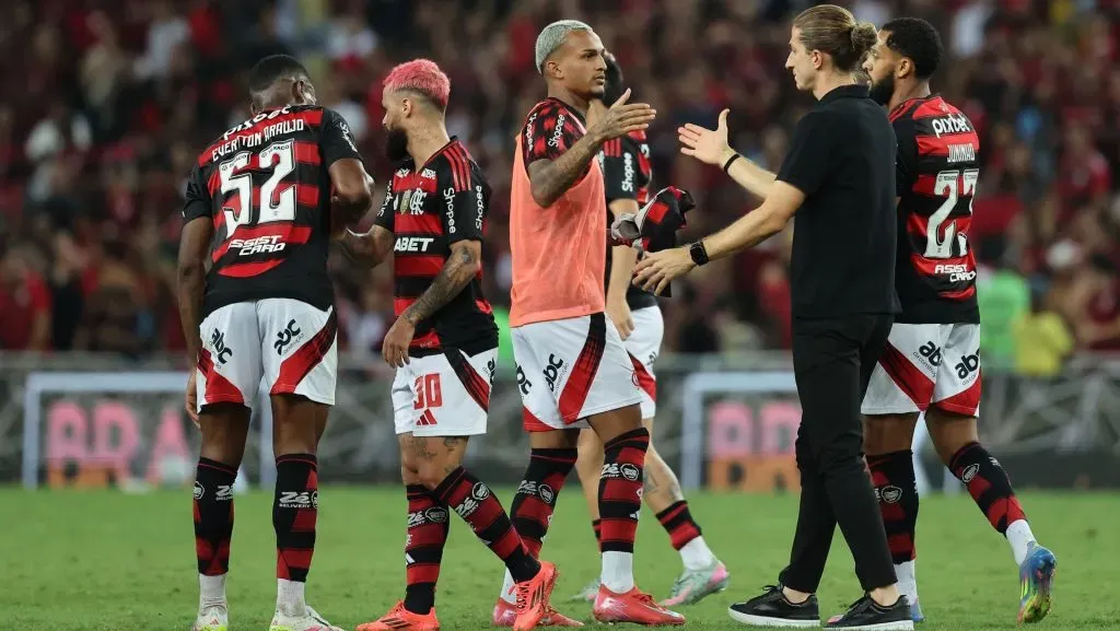 O técnico Filipe Luis cumprimenta os jogadores no final da partida. Foto: Wagner Meier/Getty Images
