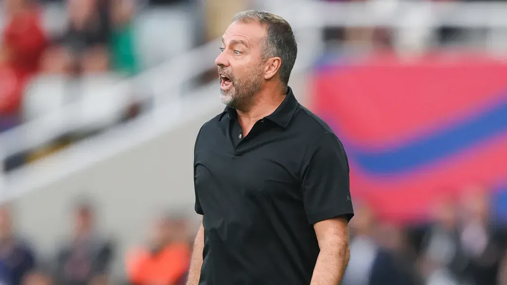 Hansi Flick em jogo do Barcelona. (Photo by David Ramos/Getty Images)