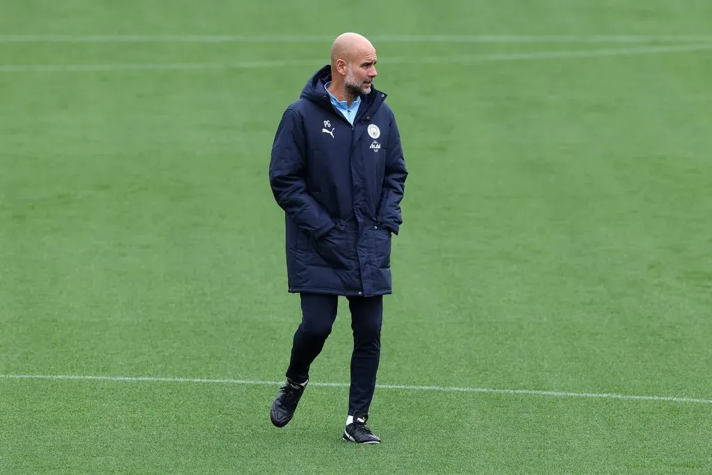 Pep Guardiola, técnico do Manchester City, observa durante um treino na Manchester City Football Academy, na última segunda-feira, 20 de outubro de 2025, em Manchester, Inglaterra. (Foto de Alex Livesey/Getty Images)