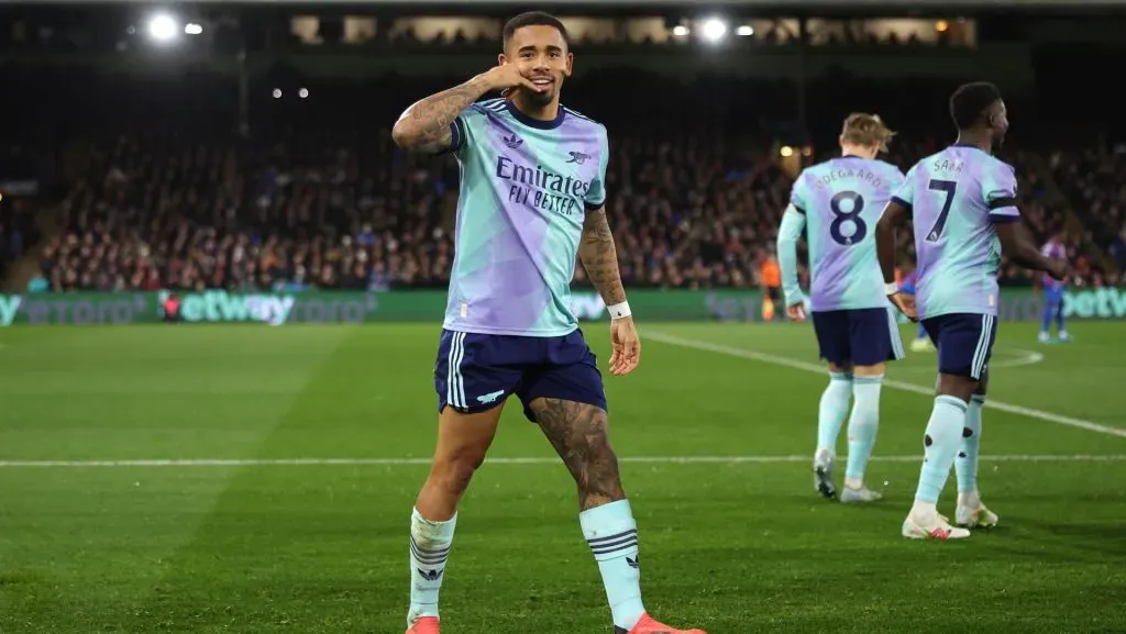 Gabriel Jesus comemora após marcar gol durante partida da Premier League. Foto: Alex Pantling/Getty Images