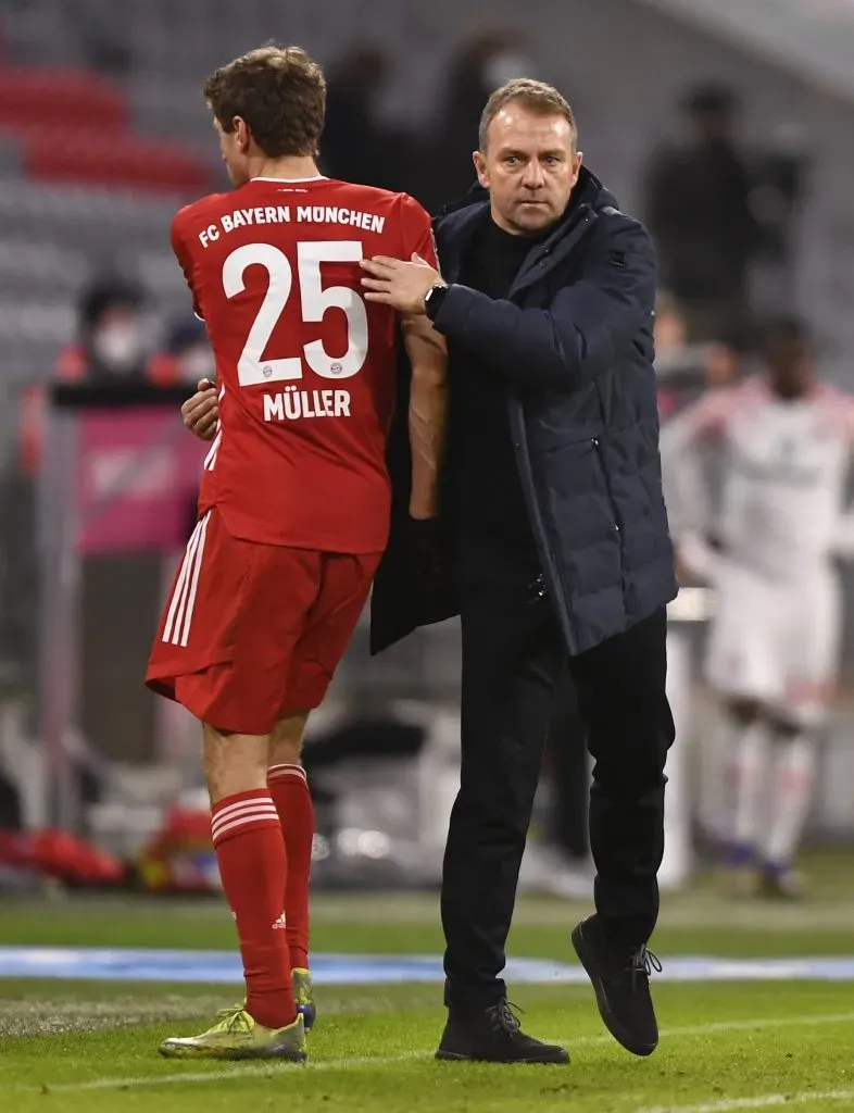 Müller e Hansi Flick, que já trabalharam juntos no Bayern de Munique. Jogador comentou que se o treinador tivesse ligado para ele e ele gostasse do projeto do Barcelona, poderia ter imaginado um futuro no clube espanhol (Foto: Lukas Barth-Tuttas – Pool/Getty Images)