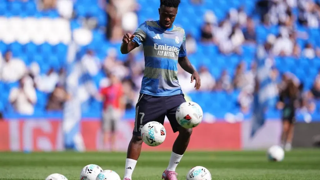 Vinicius Junior se aquece antes da partida da La Liga. Foto: Juan Manuel Serrano Arce/Getty Images