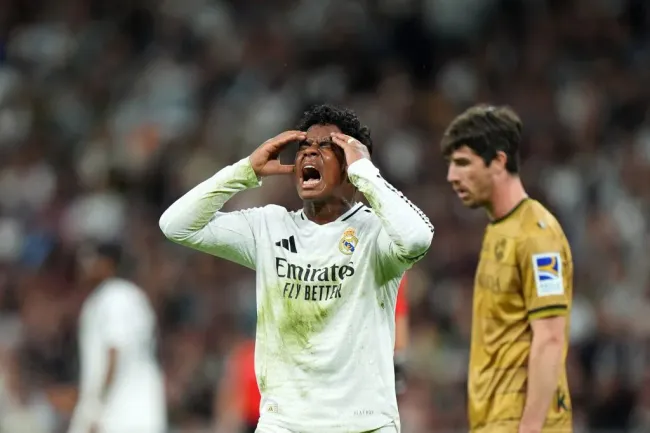 Endrick vive um momentoe conturbado no Real Madrid. Jogador não teve mais oportunidades e agora deseja deixar o clube para buscar mais minutos em campo antes da Copa do Mundo de 2026 (Foto: Angel Martinez/Getty Images)