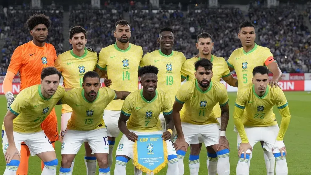 Jogadores da Seleção Brasileira, em campo, de camisa amarela