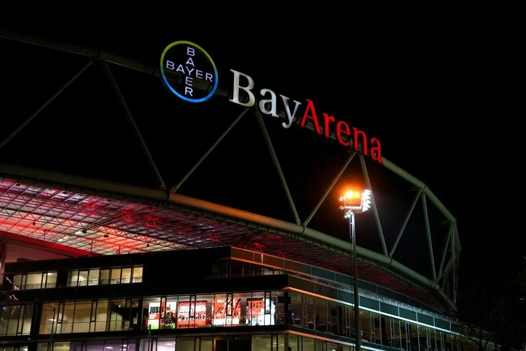 Vista geral do lado de fora do estádio antes da partida da Fase MD3 da Liga dos Campeões da UEFA 2025/26 entre Bayer 04 Leverkusen e Paris Saint-Germain na BayArena, em 21 de outubro de 2025 em Leverkusen, Alemanha. (Foto de Pau Barrena/Getty Images)