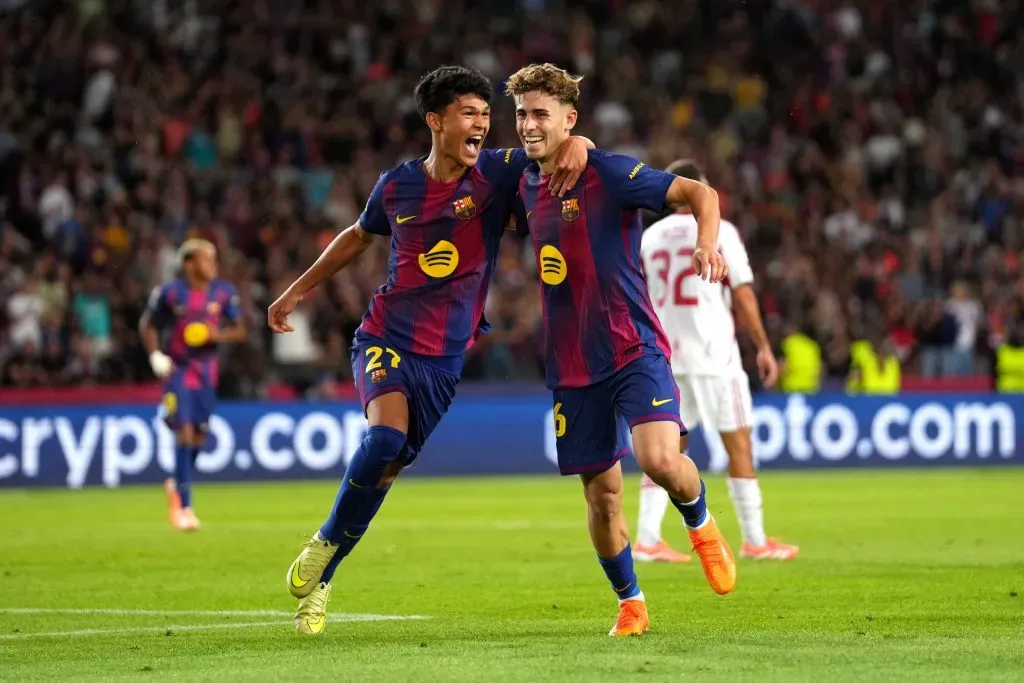 Dro Fernández e Fermín López comemorando gol do Barcelona contra Olympiacos (Photo by Alex Caparros/Getty Images)