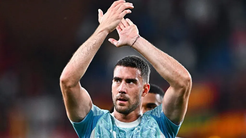 Vlahovic, aplaude e comemora, em campo, pela Juventus (Foto: Simone Arveda/Getty Images)