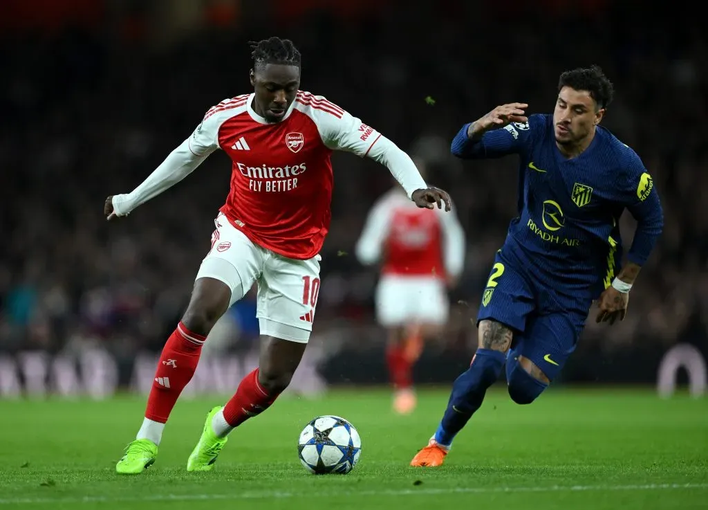 Eberechi Eze contra José Giménez em Arsenal X Atlético de Madrid. (Photo by Shaun Botterill/Getty Images)