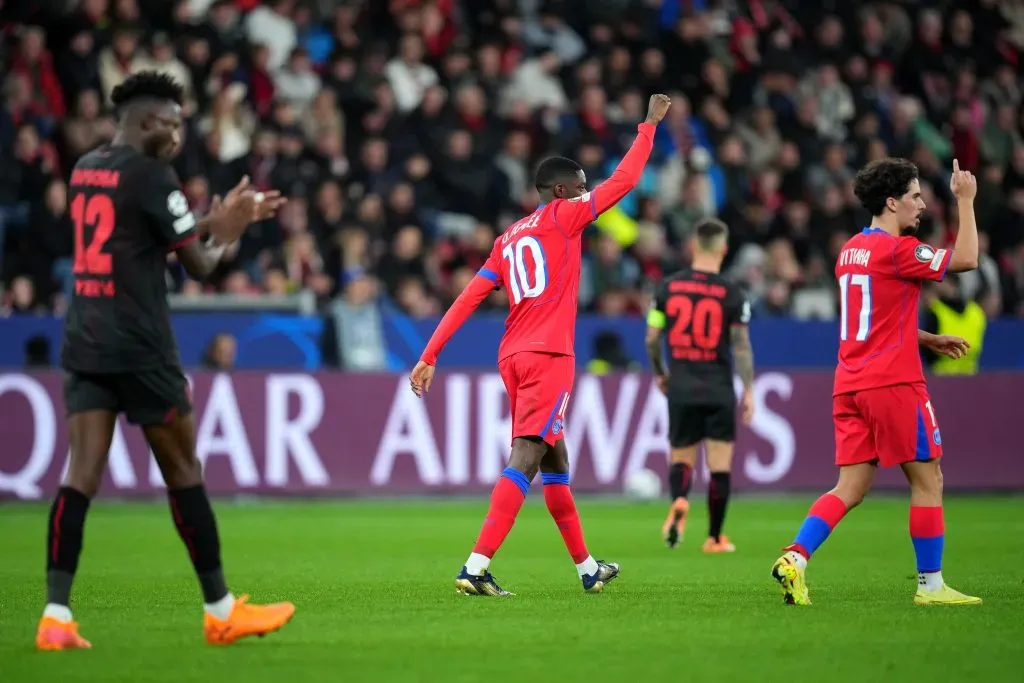 Dembélé comemorando gol contra o Bayer Leverkusen. (Photo by Pau Barrena/Getty Images)