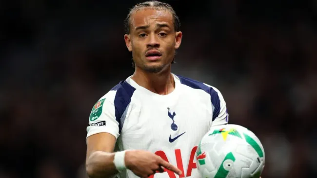 Xavi Simons reage durante partida da Carabao Cup. Foto: Justin Setterfield/Getty Images