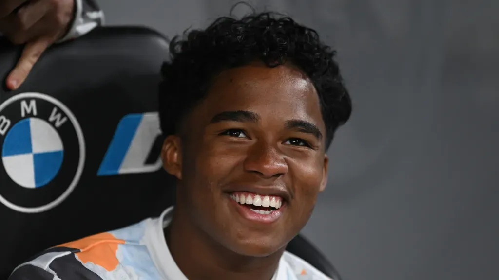 Endrick sorri pelo Real Madrid mesmo no banco de reservas (Foto: Denis Doyle/Getty Images)