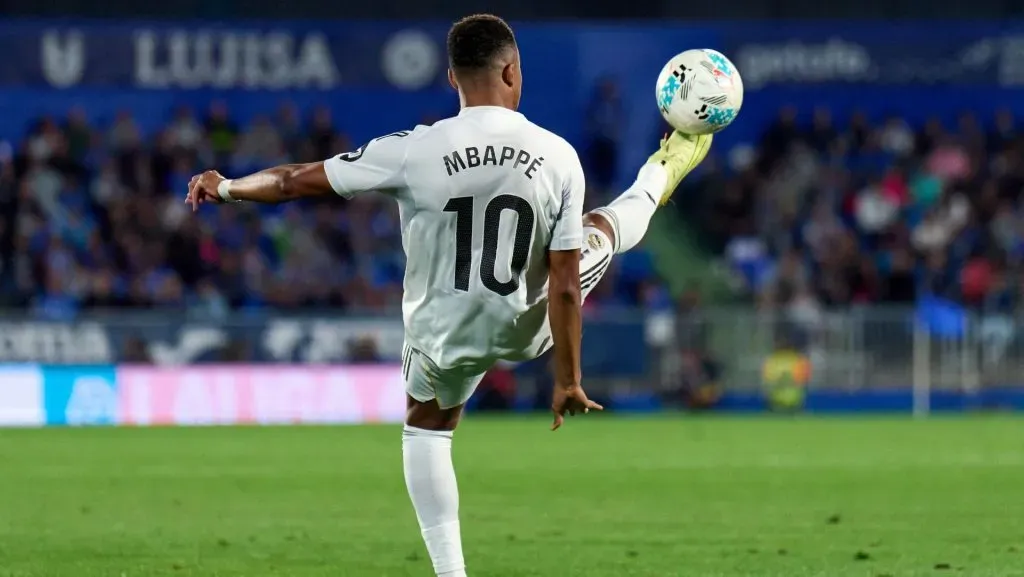 Mbappe controla a bola durante partida da La Liga. Foto: Angel Martinez/Getty Images