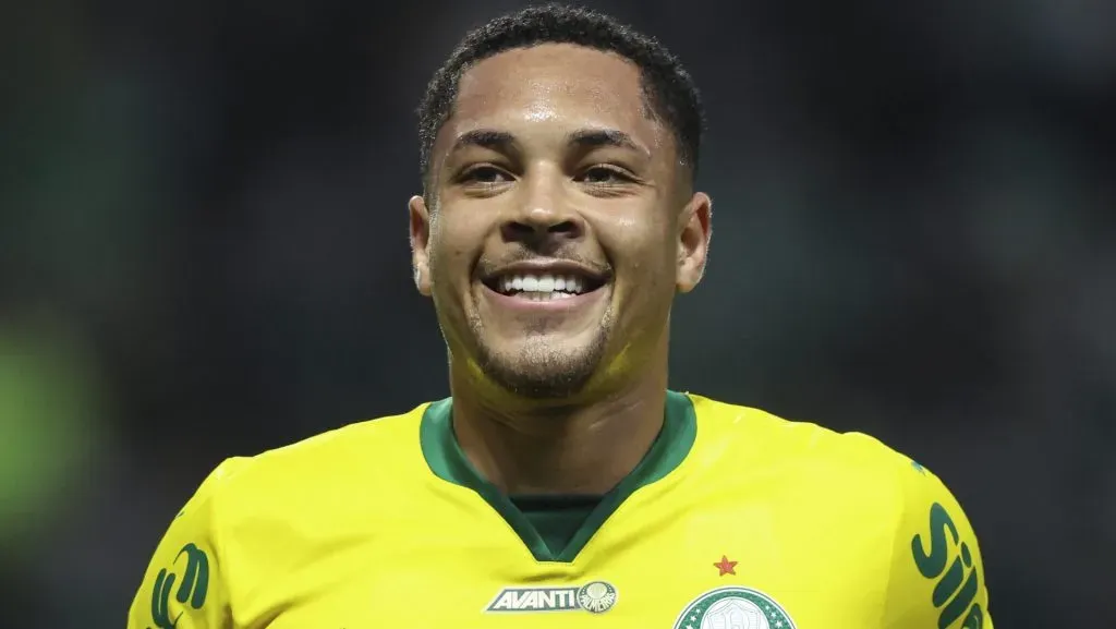 Vitor Roque em ação com o Palmeiras (Photo by Alexandre Schneider/Getty Images)