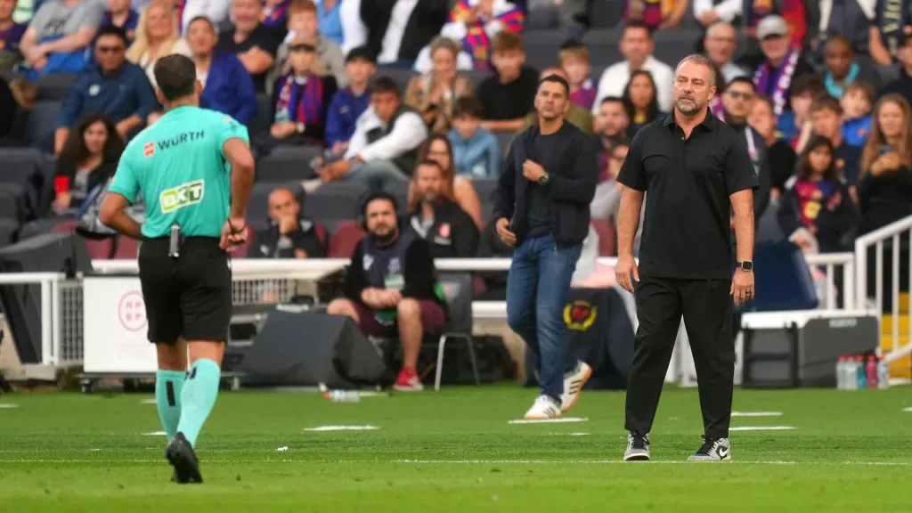 Hansi Flick recebe cartão vermelho pelo Barcelona. (Foto: Alex Caparros/Getty Images)