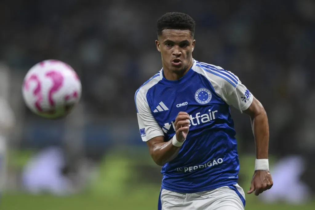 Kauã Prates foi titular do Cruzeiro contra o Fortaleza em jogo que teve observadores do Borussia Dortmund – Foto: Pedro Vilela/Getty Images