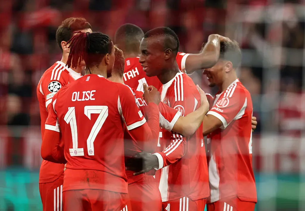 Jogadores do Bayern comemoram gol de Nicolas Jackson. (Photo by Alexander Hassenstein/Getty Images)