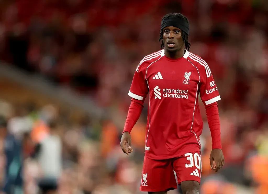 Jeremie Frimpong em campo com a camisa tradicinal do Liverpool (Photo by Carl Recine/Getty Images)