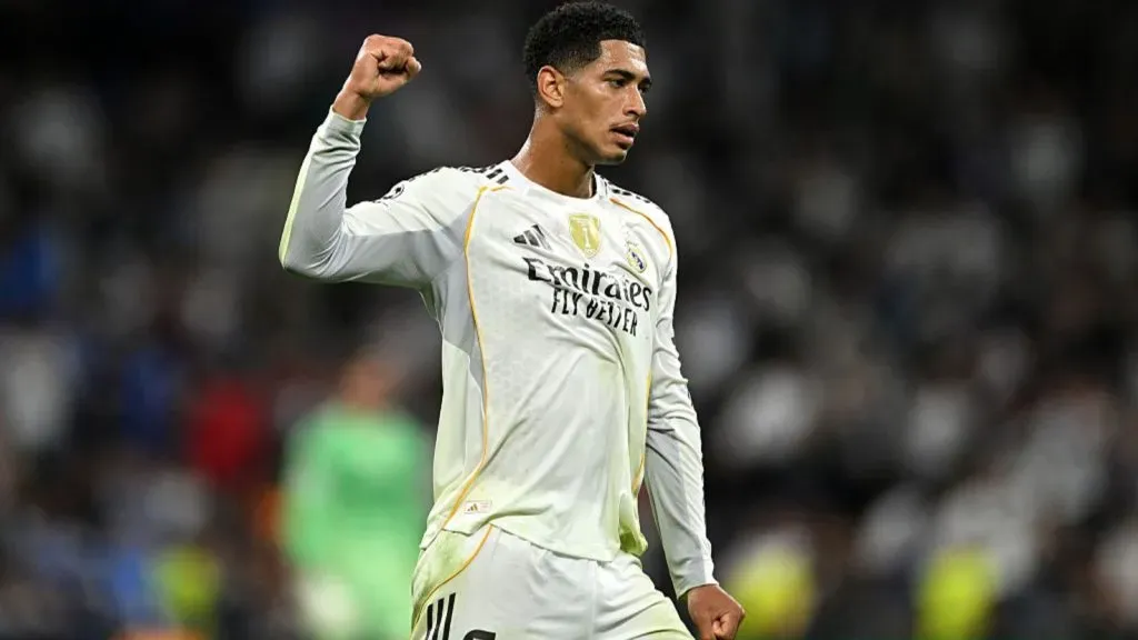 Bellingham, com a mão erguida e punho cerrado, comemora vitória do Real Madrid.