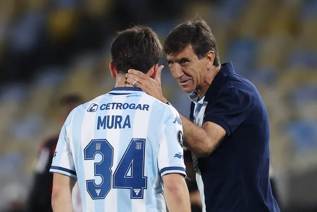 Gustavo Costas conversando com Facundo Mura em Flamengo x Racing (Photo by Wagner MeierGetty Images)