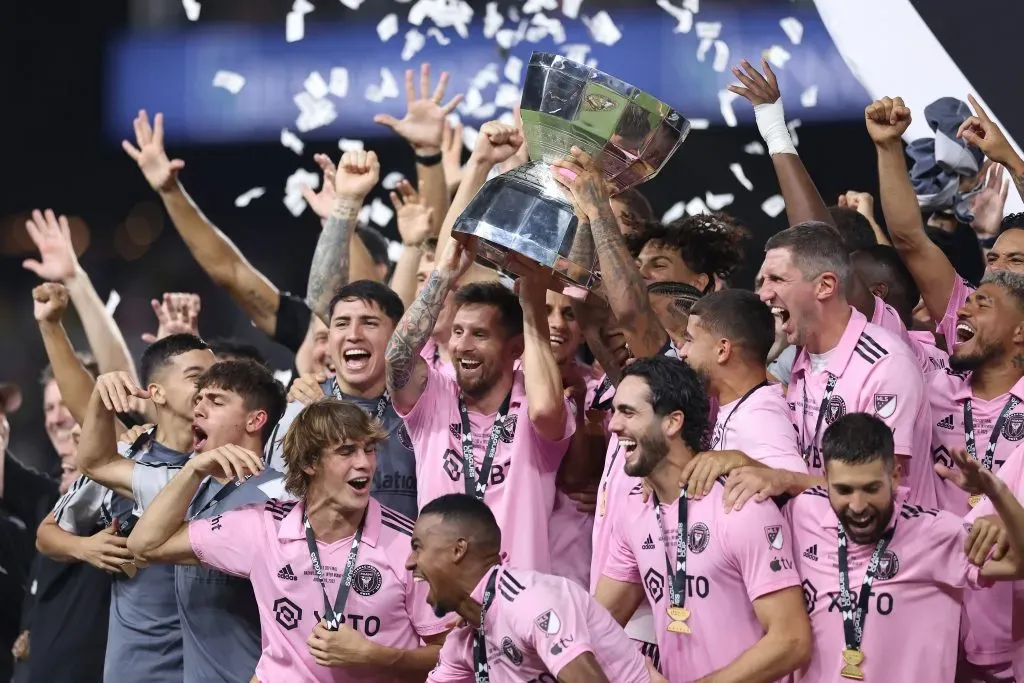 Lionel Messi, camisa 10 do Inter Miami, ergue o troféu com seus companheiros de equipe após derrotar o Nashville SC para vencer a final da Copa da Liga Inglesa de 2023 entre o Inter Miami CF e o Nashville SC no GEODIS Park em 19 de agosto de 2023 em Nashville, Tennessee. (Foto de Tim Nwachukwu/Getty Images)