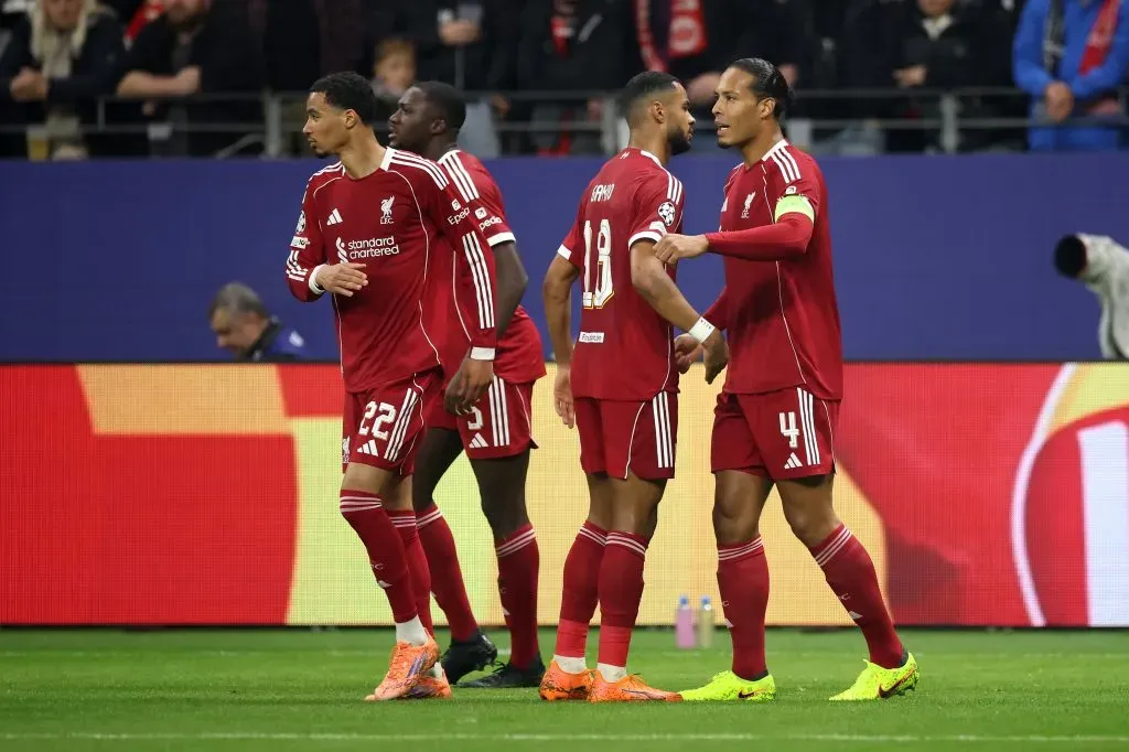 Capitão Van Dijk chamou o elenco do Liverpool para conversar na última segunda-feira (20) já que o time vinha de uma sequência negativa. Porém, a equipe conseguiu vencer o Frankfurt e o jogador comentou qual foi o teor da reunião, como publicou o portal TEAMtalk.(Foto:Alex Grimm/Getty Images)