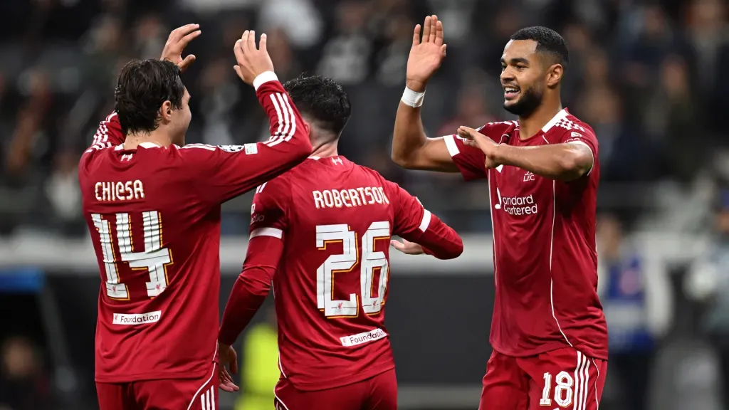 Gakpo e Chiesa comemorando gol do Liverpool na Champions League (Foto: Christian Kaspar-Bartke/Getty Images)