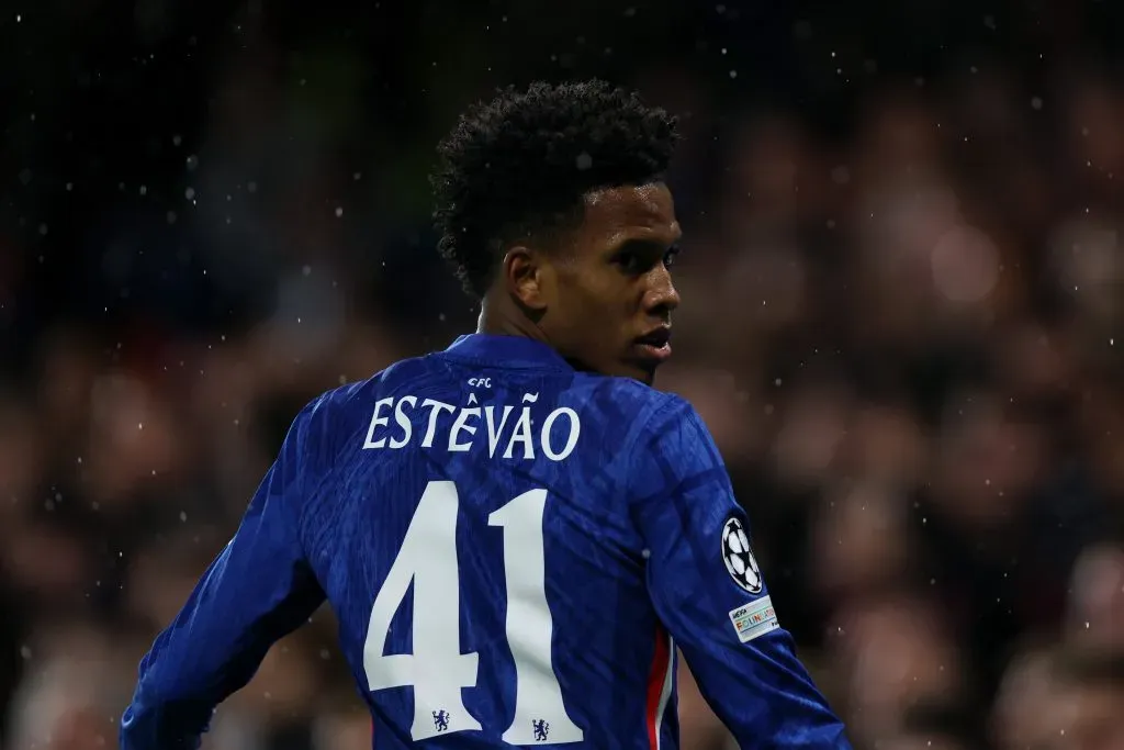 Estêvão em campo pelo Chelsea: jogador pode ter mais chances atuando centralizado (Foto: Justin Setterfield/Getty Images)