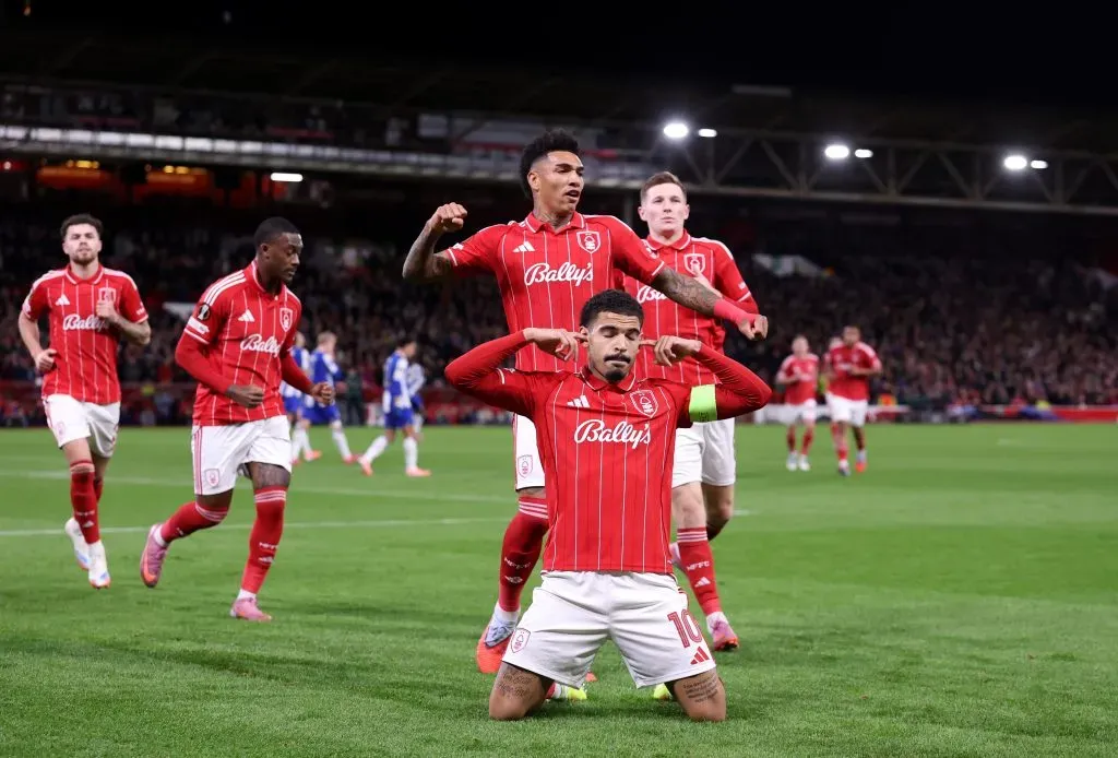 Igor Jesus (de pé) e Gibbs-White: Autores dos gols do Forest contra o Porto (Foto: Carl Recine/Getty Images)