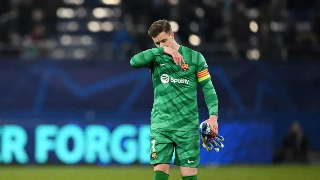 Barcelona se irrita de vez com Ter Stegen e retira o posto de capitão do goleiro. (Photo by Stuart Franklin/Getty Images)