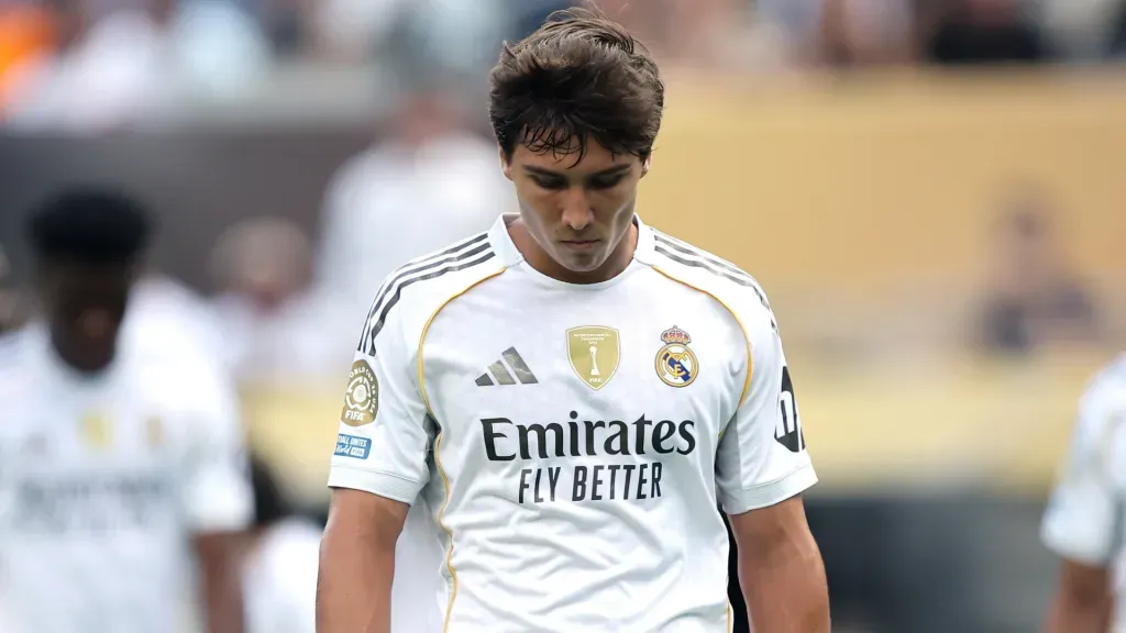 Gonzalo García com a cabeça baixa durante partida do Real Madrid (Foto: Alex Grimm/Getty Images)
